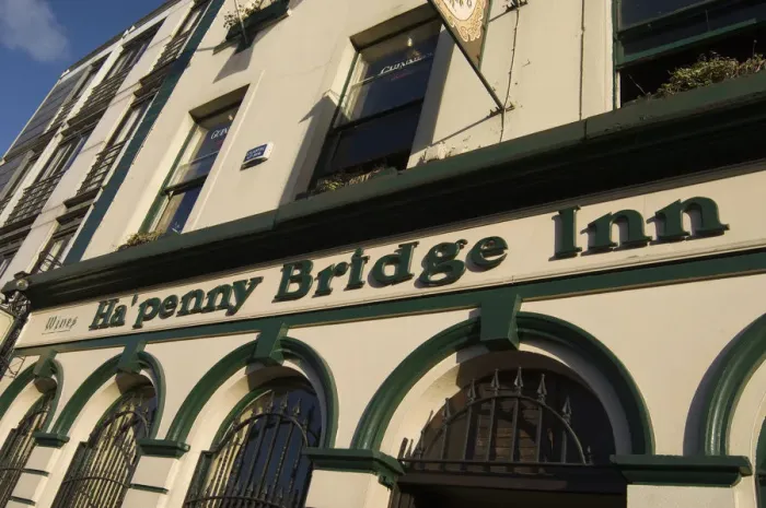 Framed Print : Ha Penny (Half Penny) Bridge Inn pub, Dublin