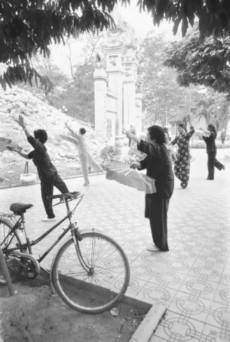 Framed Print : Hanoi Vietnam, Morning Excercises by Hoan Kiem Lake (NR)
