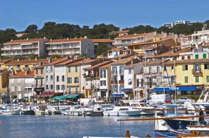 Framed Print : In the harbour in Cassis village. Fishing and liesure boats moored at the key side