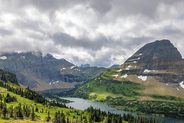Hidden Lake and Bearhat Mountain in Glacier National Park, Montana, USA