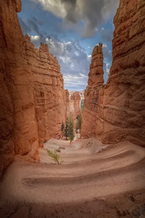 Framed Print : Hiking trail into Bryce Canyon, Bryce Canyon National Park, Utah