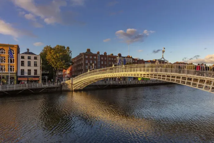 Framed Print : Historic Ha penny walking bridge over the River Liffey in Dublin, Ireland
