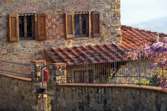 Framed Print : a home in the Tuscan willage of Panzano, Italy