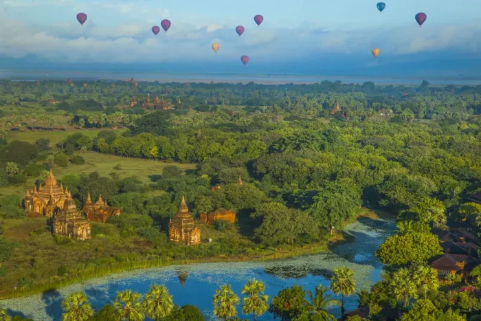 Framed Print : Hot air balloons, morning view of the temples of Bagan, Myanmar Framed Print : Hot air balloons, morning view of the temples of Bagan, Myanmar
