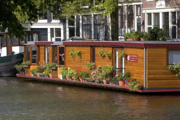 Framed Print : A houseboat docked on the Prinsengracht Canal in Amsterdam, Netherlands Framed Print : A houseboat docked on the Prinsengracht Canal in Amsterdam, Netherlands