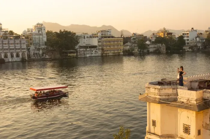 Framed Print : Houses on the shore of Lake Pichola, Udaipur, Rajasthan, India Framed Print : Houses on the shore of Lake Pichola, Udaipur, Rajasthan, India