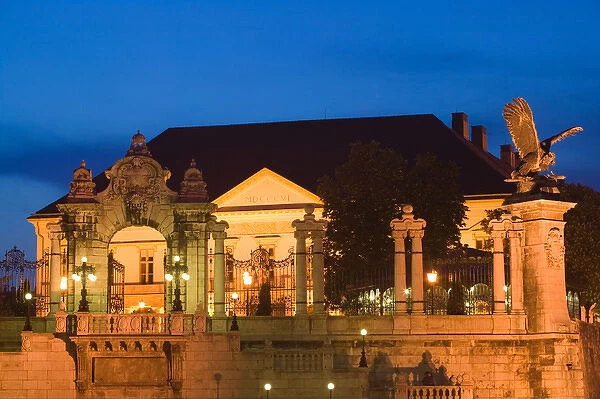 HUNGARY-Budapest: Buda  /  Castle Hill- Corvinus Gate & Turul Eagle  /  Evening