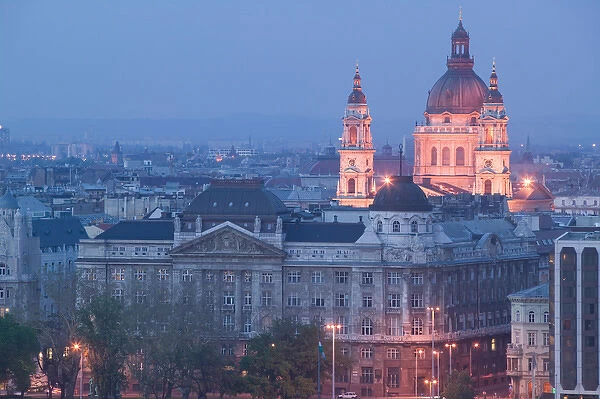 HUNGARY-Budapest: St. Stephens Basilica  /  Evening
