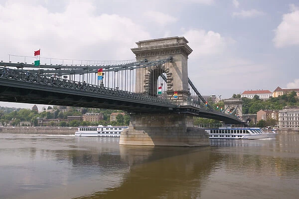 HUNGARY-Budapest: Szechenyi (Chain) Bridge & Danube River  /  Daytime