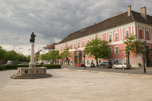HUNGARY-DANUBE BEND-Vac: Former Bishops Palace  /  Marcius 15 ter (Square)