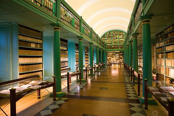 HUNGARY-Eastern Plain- DEBRECEN: Reformed Colleges 650, 000 book library