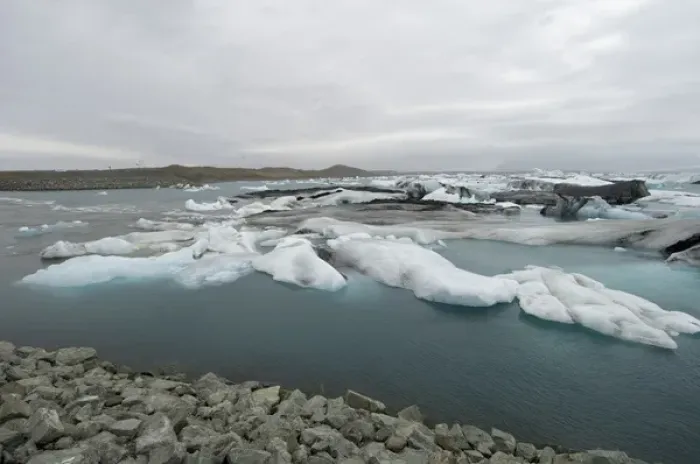 Framed Print : Icebergs floating in Jokulsarlon glacial lagoon, South coast, Iceland