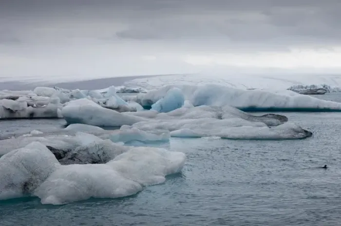 Framed Print : Icebergs floating in Jokulsarlon glacial lagoon, South coast, Iceland