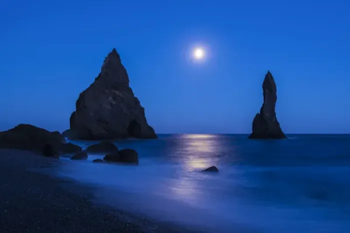 Framed Print : Iceland, Reynisdrangur. Moonrise reflection on ocean and seastacks Framed Print : Iceland, Reynisdrangur. Moonrise reflection on ocean and seastacks