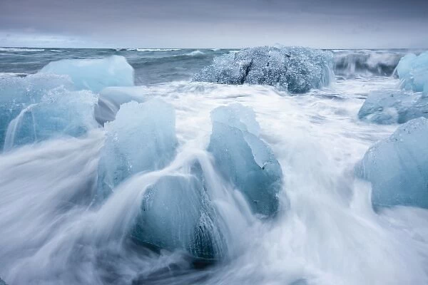 Iceland, Skaftafell National Park, Icebergs from Vatnajokull Glacier in waves