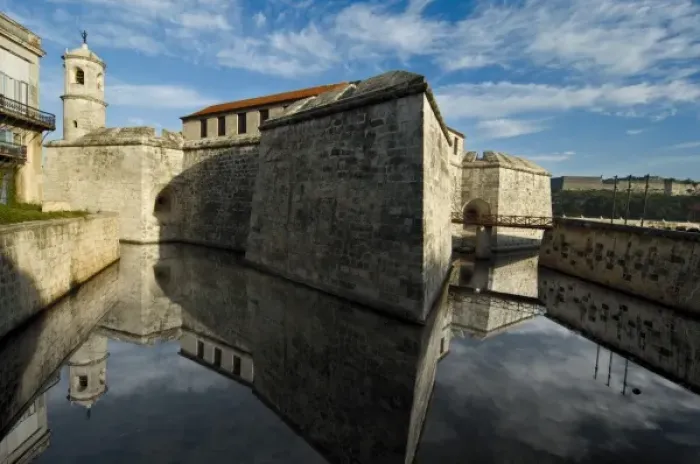 Framed Print : Impressive 16th century Spanish fort guarding Old Havana harbor, Cuba Framed Print : Impressive 16th century Spanish fort guarding Old Havana harbor, Cuba