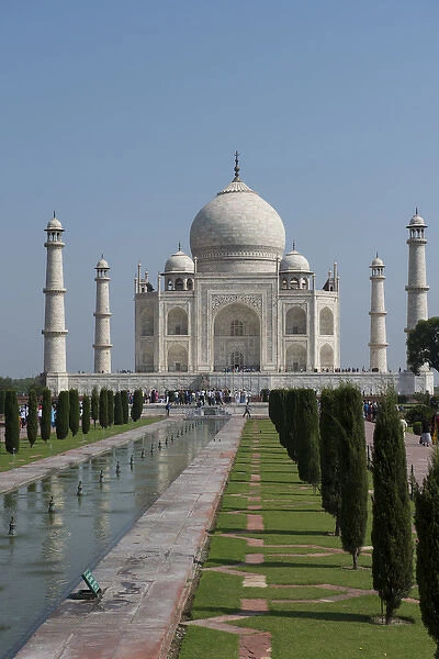 India, Agra, Taj Mahal. Famous landmark memorial to Queen Mumtaz Mahal, circa 1632