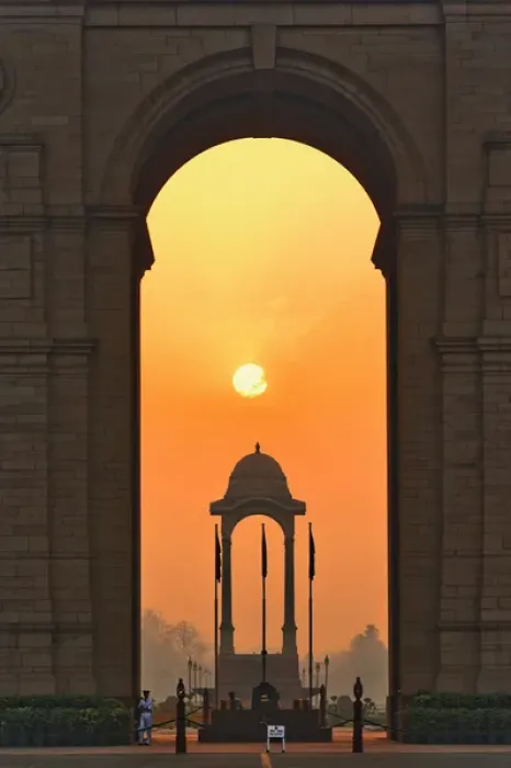 Framed Print : India Gate, a war memorial in New Delhi commeorating the Indian dead of the First World War