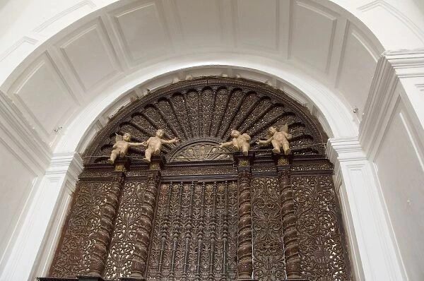 India, Goa, city of Old Goa. Portuguese-Gothic style Se Cathedral, circa 1640, Corinthian interior