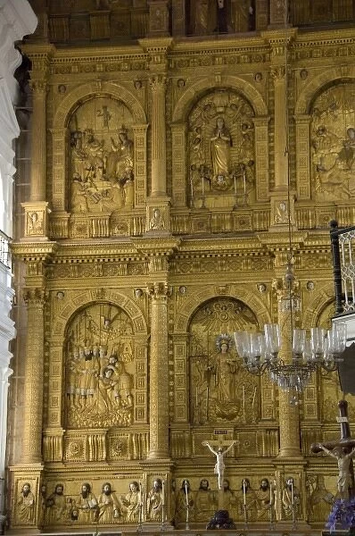 India, Goa, Old Goa. Portuguese-Gothic style Se Cathedral, circa 1640, Corinthian interior