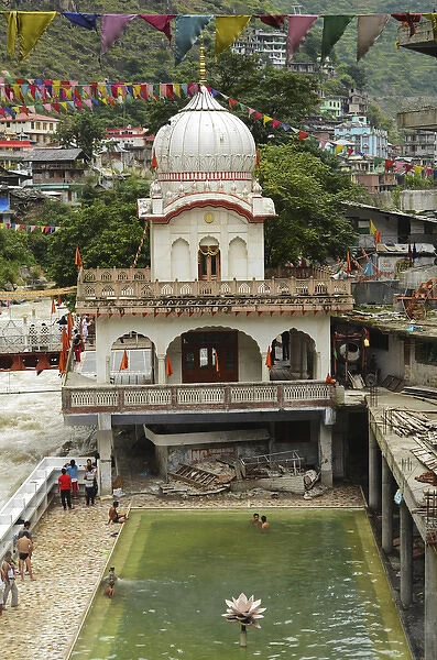 India, Himachal Pradesh, Manikaran, Sri Guru Nanak Ji Gurdwara shrine along the Parvati river