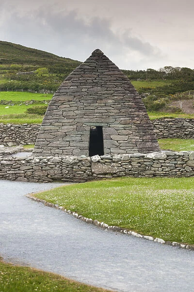 Ireland, County Kerry, Dingle Peninsula, Ballyferriter, Gallarus Observatory, early