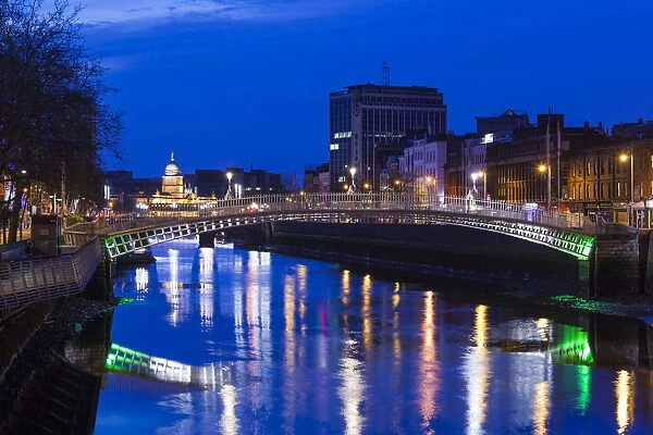 Ireland, Dublin, Hapenny Bridge over the River Liffey, dawn