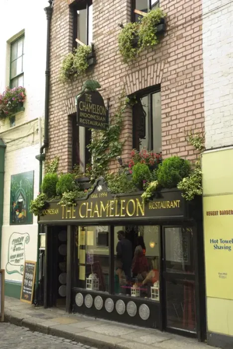 Framed Print : IRELAND, Dublin. Temple Bar. The Chameleon restaurant Framed Print : IRELAND, Dublin. Temple Bar. The Chameleon restaurant