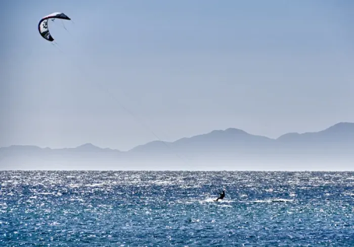 Framed Print : Isla de Espiritu Santo, Baja, Mexico, Kite surfer skims the Sea of Cortez
