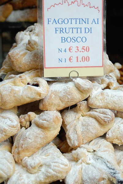 04. Italy, Bergamo, fruit pastry in bakery window