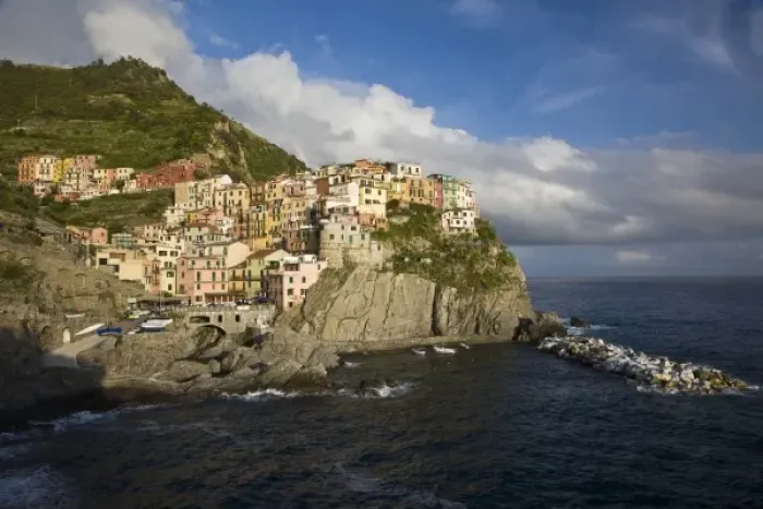 Framed Print : Italy, Cinque Terre, Manarola. Village on cliff in afternoon light Framed Print : Italy, Cinque Terre, Manarola. Village on cliff in afternoon light