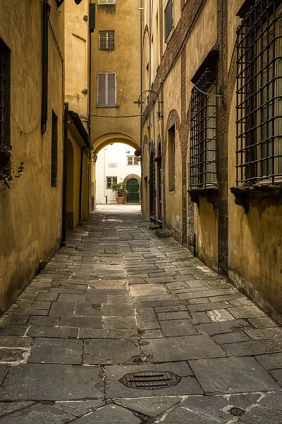 Italy, Lucca, alleyway