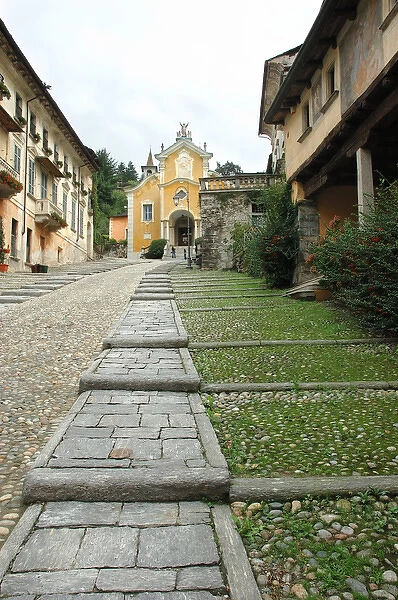 04. Italy, Orta, Lake Orta, church at end of steep street