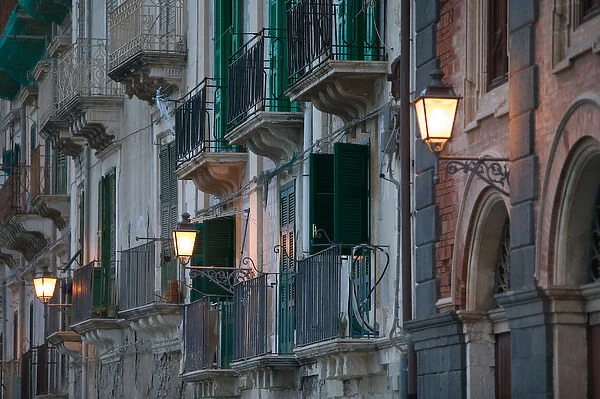 ITALY-Sicily-SIRACUSA (Syracuse): Ortygia Island- Streetlights- via R. Settimo