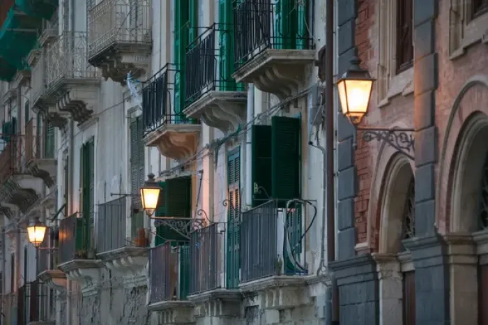 Framed Print : ITALY-Sicily-SIRACUSA (Syracuse): Ortygia Island- Streetlights- via R. Settimo Framed Print : ITALY-Sicily-SIRACUSA (Syracuse): Ortygia Island- Streetlights- via R. Settimo