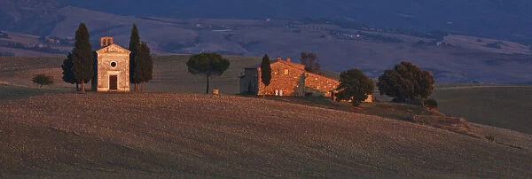 Italy, Tuscany, Pienza. The Cappella della Madonna di Vitaleta at sunset in the heart of the Tuscany, near Pienza in de Val d Orcia valley