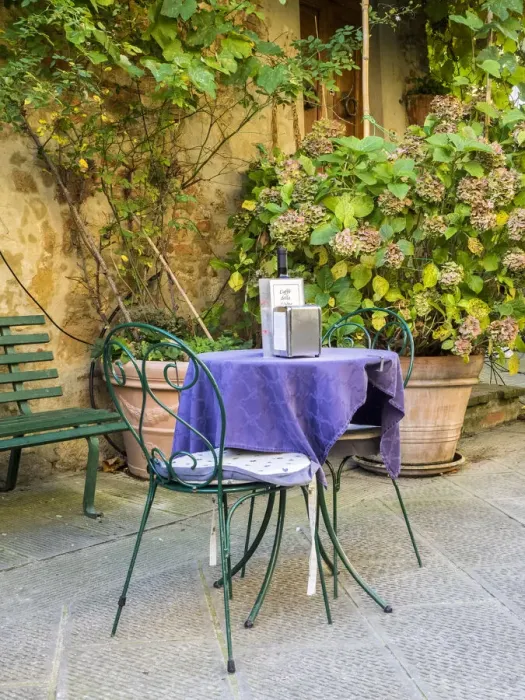 Framed Print : Italy, Tuscany, Pienza. Restaurant outside dining along the streets Framed Print : Italy, Tuscany, Pienza. Restaurant outside dining along the streets