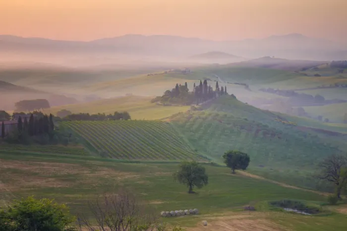 Framed Print : Italy, Tuscany, Val d Orcia. The Belvedere farmhouse at sunrise