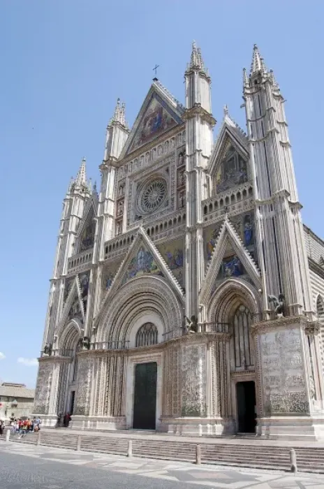 Framed Print : Italy, Umbria, Orvieto. Romanesque  /  Gothic cathedral in Piazza del Duomo