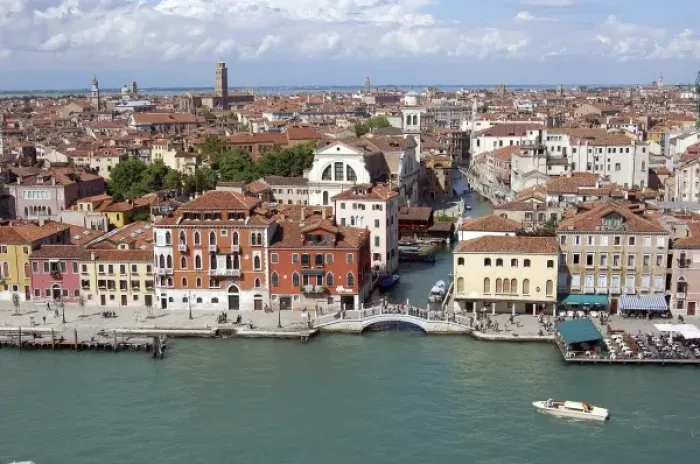 Framed Print : Italy, Venice. Typical canals, bridges and architecture Framed Print : Italy, Venice. Typical canals, bridges and architecture