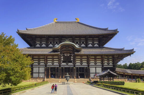 Japan, Nara, Nara Park. Tourists in front of Todai-ji Temple, the worlds largest