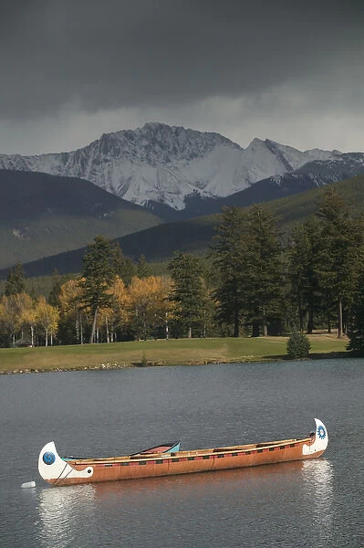 02. Canada, Alberta, Jasper National Park: JASPER, Lake Beauvert Indian Canoes