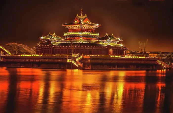 Framed Print : Jinming Lake, Kaifeng, Henan, China. Kaifeng was the capital of the Song Dynasty, 1000 to 1100 AD Framed Print : Jinming Lake, Kaifeng, Henan, China. Kaifeng was the capital of the Song Dynasty, 1000 to 1100 AD