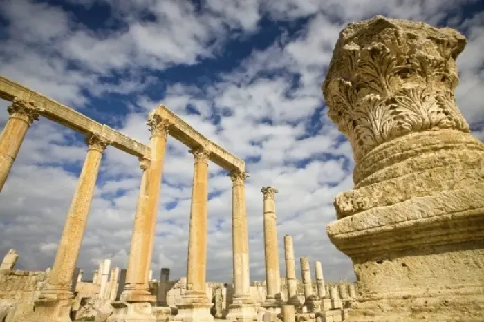 Framed Print : Jordan, Jerash. Elaborate 2nd Century AD Corinthian columns line the Cardo or main