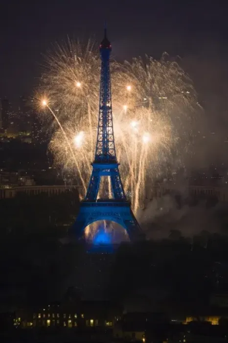 Framed Print : July 14 fireworks at the Eiffel Tower, Paris, France Framed Print : July 14 fireworks at the Eiffel Tower, Paris, France