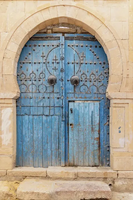 Framed Print : Kairouan, Tunisia. A blue door in a keyhole arch, also known as a Moorish Arch