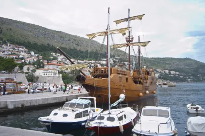 Framed Print : The Karaka 16 century galleon replica boat in the old harbour. Other boats moored