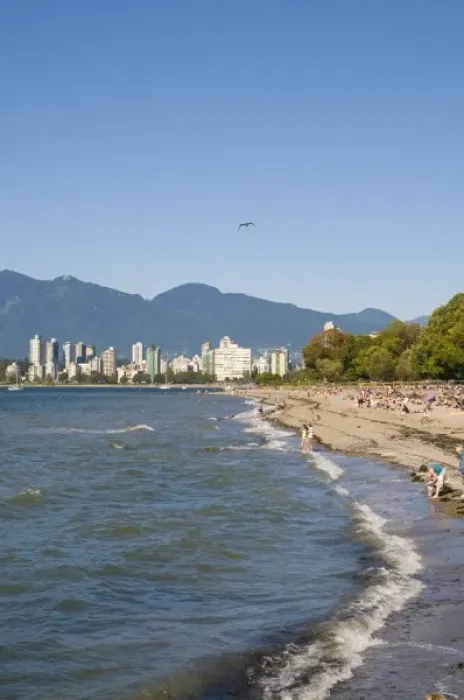 Framed Print : Kitsilano Beach park overlooking English Bay and the skyline of downtown Vancouver, BC, Canada