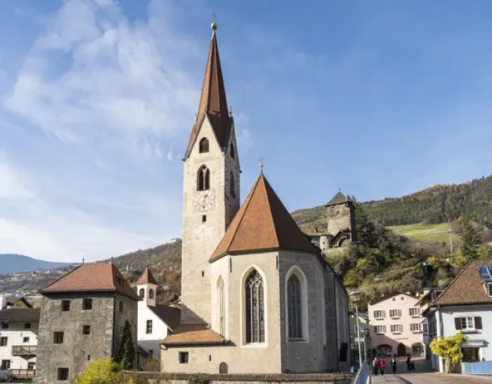 Framed Print : Klausen (Chiusa), the old town and the hall church in the Eisack Valley during autumn Framed Print : Klausen (Chiusa), the old town and the hall church in the Eisack Valley during autumn