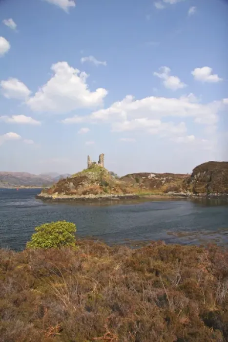 Framed Print : Kyleakin, Scotland. The ancient ruins of Kyleakin Castle or Castle Moil at the entrance